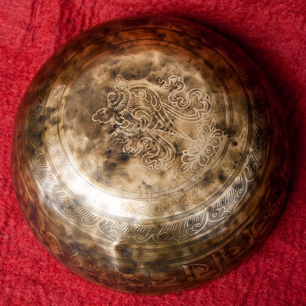 Tibetan antique singing bowl [Scale: E] - 3