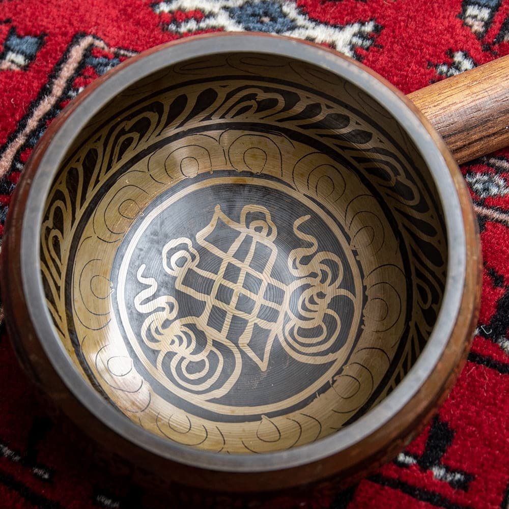 Tibetan singing bowl with hand-carved pattern - 4