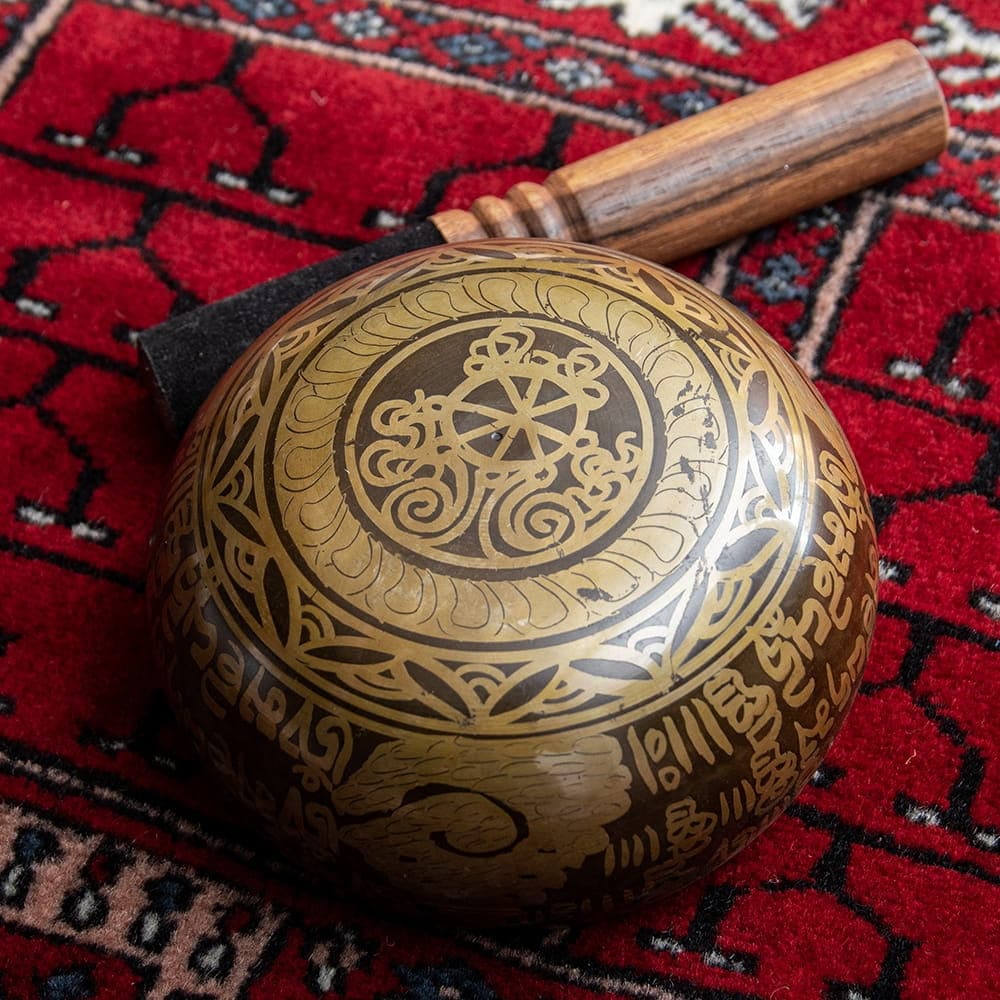 Tibetan singing bowl with hand-carved pattern - 3